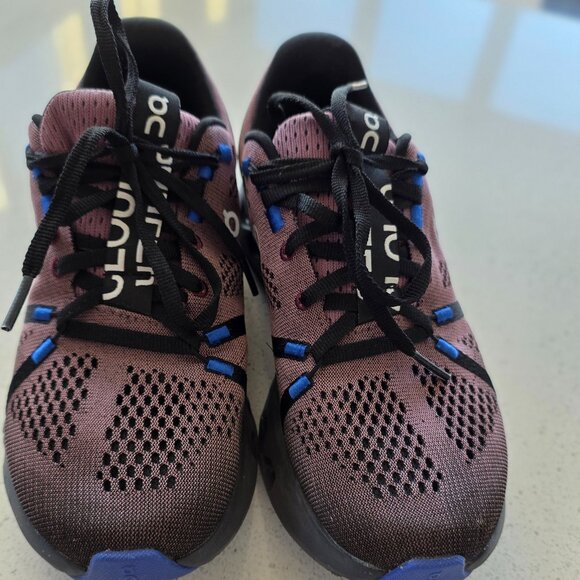 ON CLOUDSURFER Runners size 7 - Picture 1 of 4